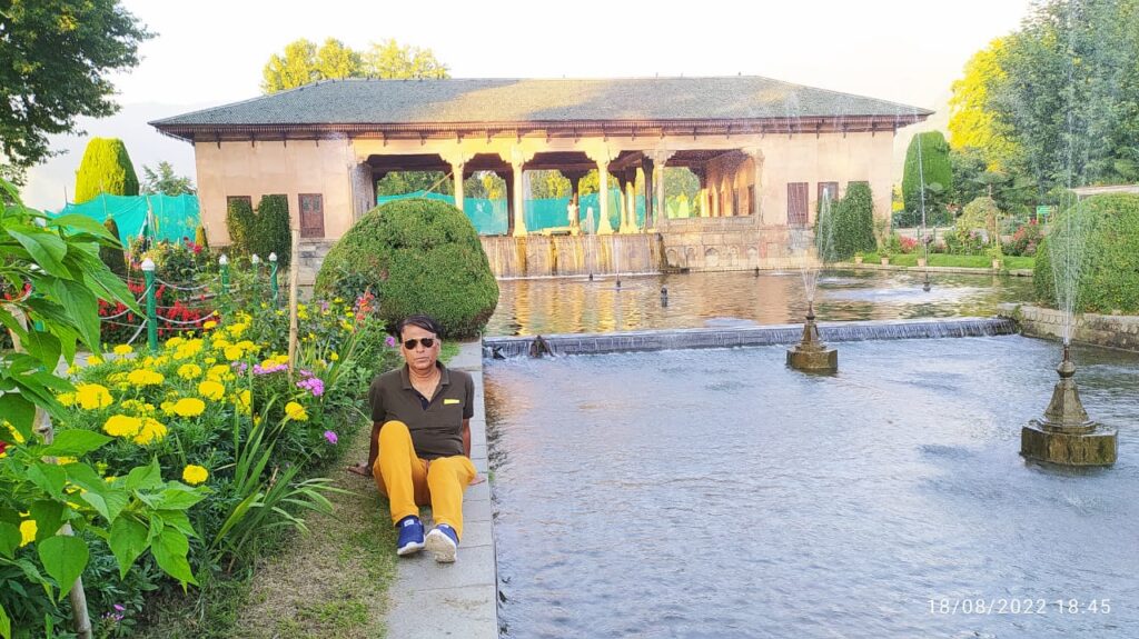 https://gowithharry.com/best-tourist-guide-in-india/#Enjoy_Kashmir_Srinagar_with_Best_India_Tour_Guide