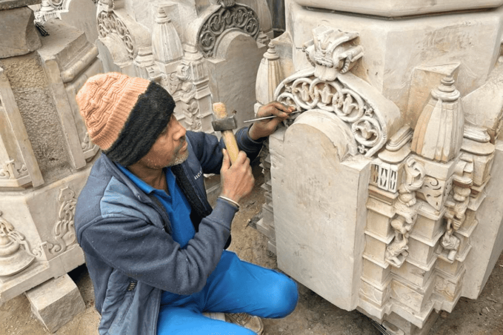 Best Tour Guide in Jaipur: Enjoy Hawa Mahal Whispers Love Story Through the Windows